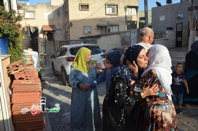 فيديو: بدموع الفرح والزغاريد استقبل الاسير المحرر منذر بدير بعد ان قضى وراء القبضان 5 سنوات دون ان تعرف تهمته جنائية ام امنية 